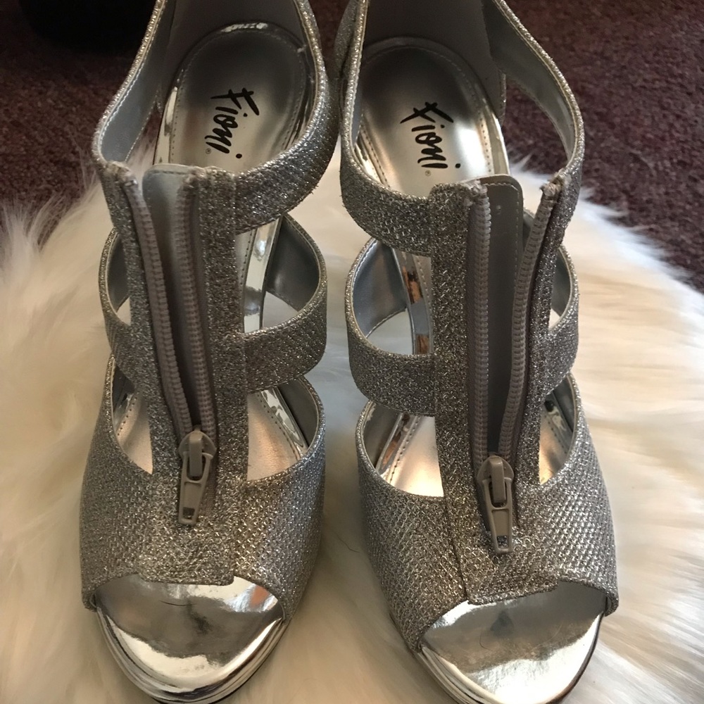 NWOT Silver Fioni platform heels